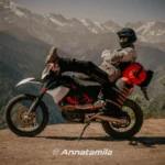 Motocyklista - podróżnik na górskiej drodze