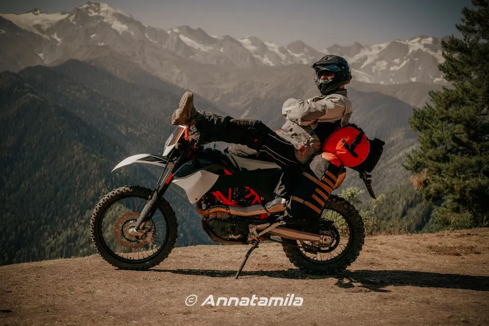 Motocyklista - podróżnik na górskiej drodze