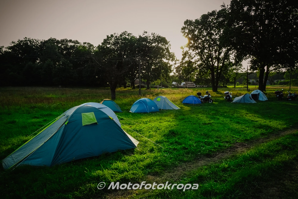 Namioty na biwaku motocyklowym