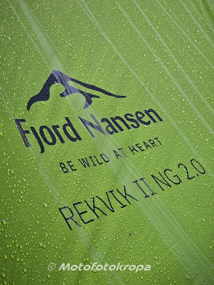 namiot Fjord Nansen Rekvik po deszczu