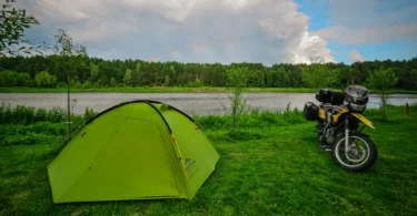 Idealny namiot na wyjazd motocyklowy