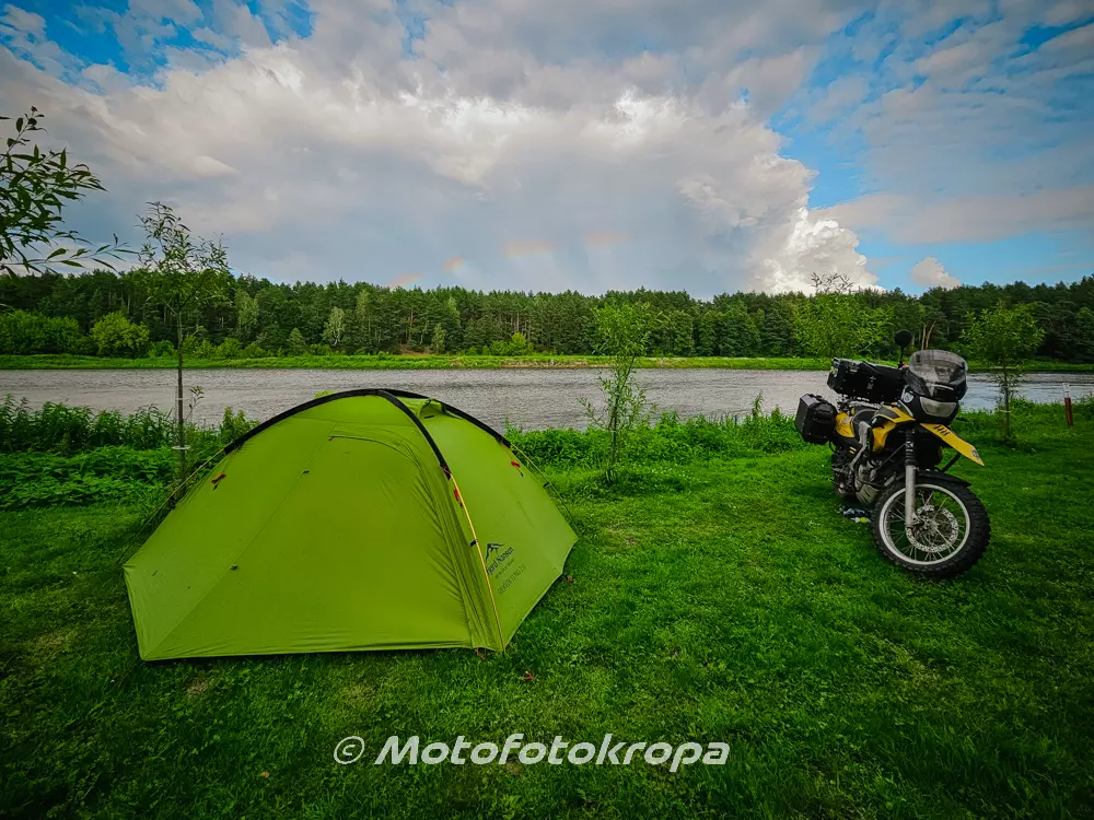 Idealny namiot na wyjazd motocyklowy