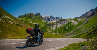 Motocykl jesienią na trasie