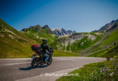 Motocykl jesienią na trasie