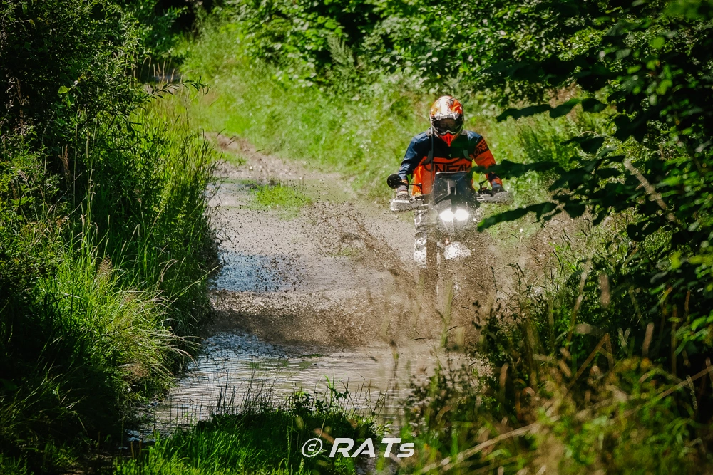 Motocyklista off-road na legalnej trasie RATs