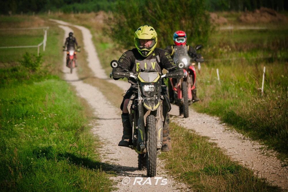 Legalny off-road motocykliści adventure