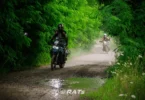 Motocykle na szutrowej drodze