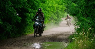 Motocykle na szutrowej drodze
