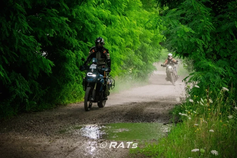 Motocykle na szutrowej drodze