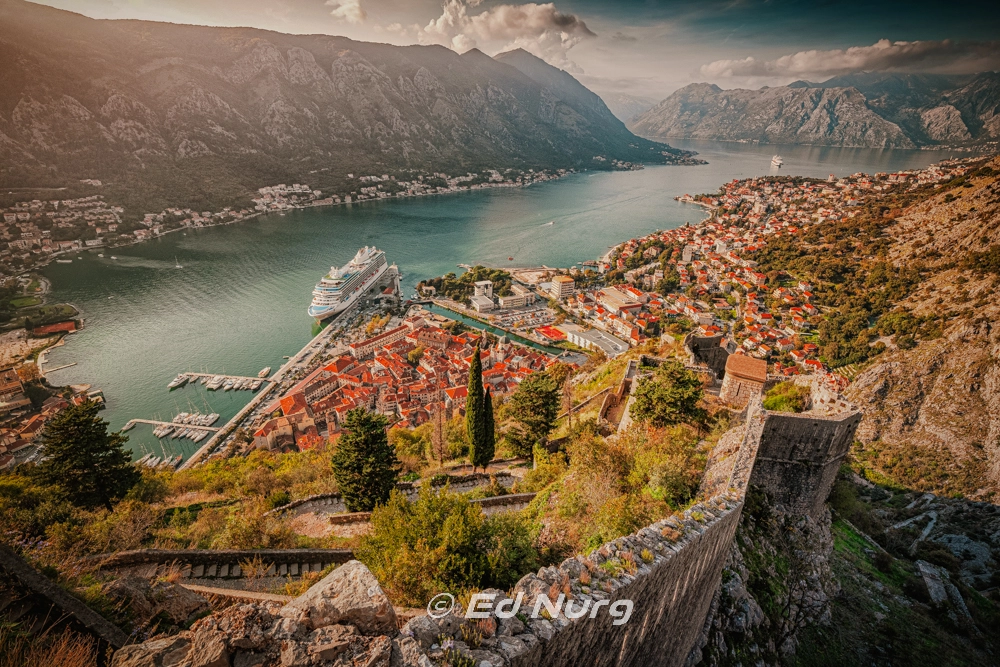 Stare miasto Kotor w Czarnogórze - Boka Kotorska z góry