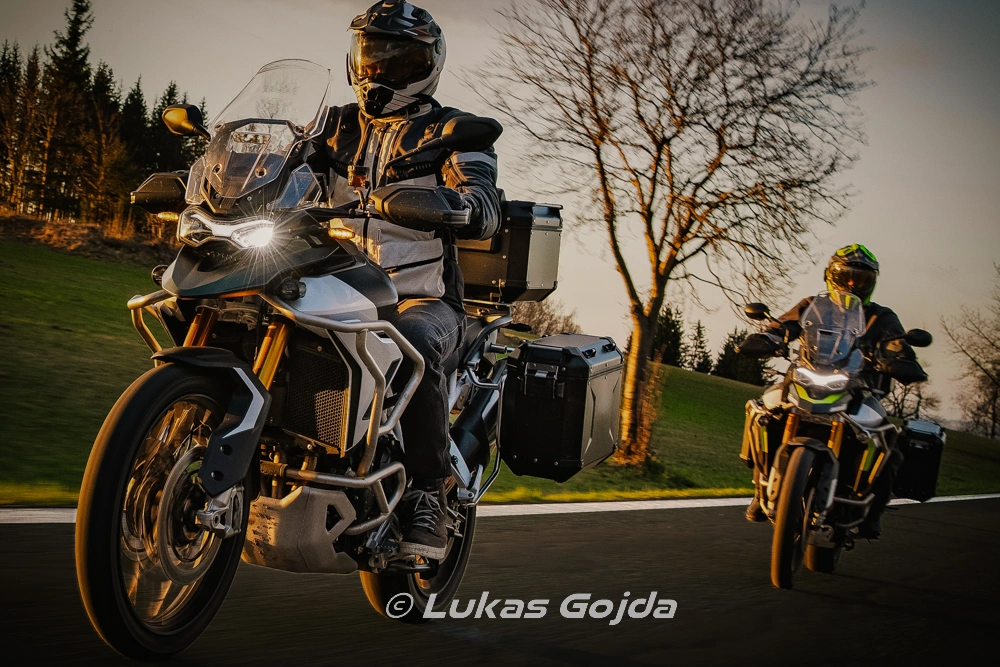 Dwóch motocyklistów w trasie