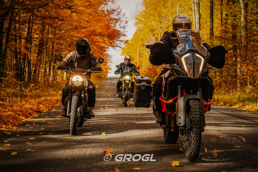 Grupa motocyklistów na drodze