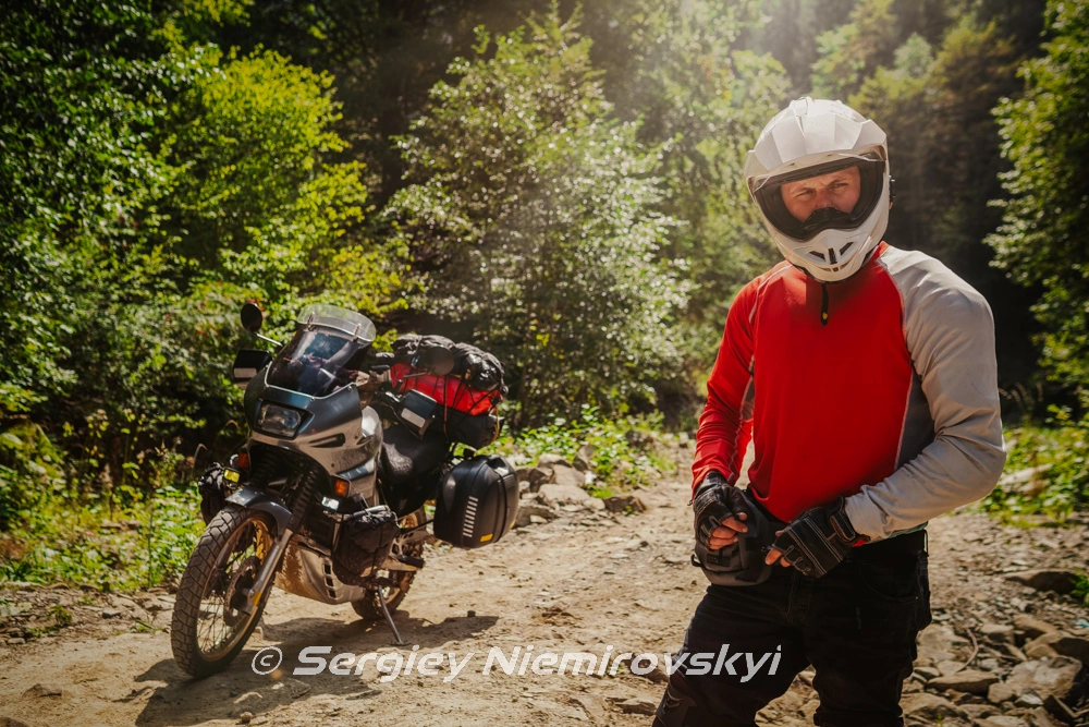 Ubezpieczony motocyklista off-road